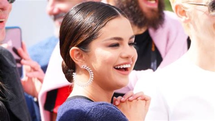 Selena Gomez Reveals New Ear Piercing While Out With Friends – Hollywood Life