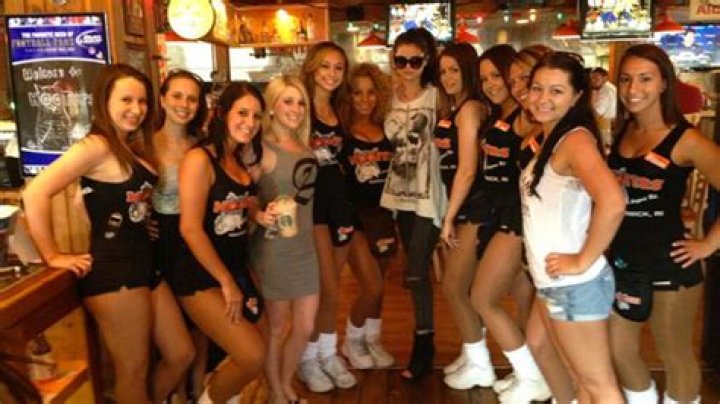 [PIC] Selena Gomez At Hooters — Singer Poses With Sexy Waitresses – Hollywood Life