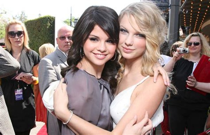 Selena Gomez Goes on NYC Outing With BFF Taylor Swift & Others: Photos – Hollywood Life