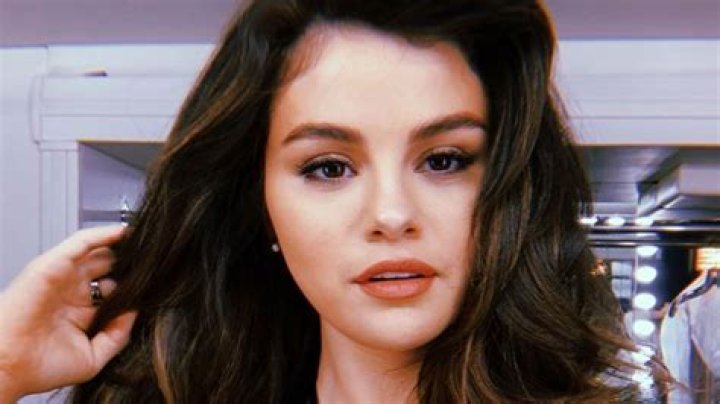 Selena Gomez Reveals She’s Working On New Music While In Quarantine With ‘Makeshift Studio’