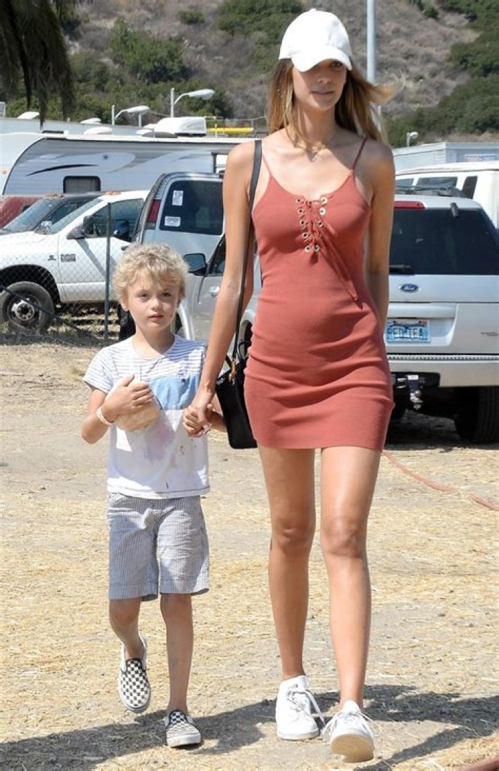 Sexiest Celebrity Mothers Under 30: Photos – Hollywood Life