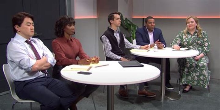 Oscar Isaac Romances Aidy Bryant And Harmonizes With Charli XCX On Hilarious ‘SNL’ Debut