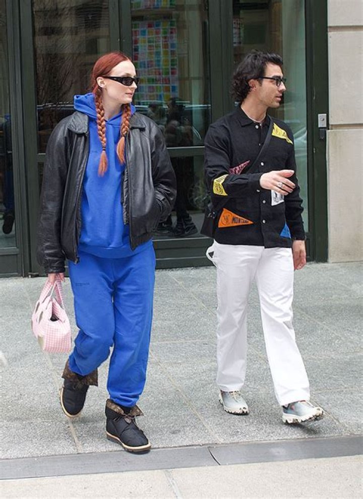 Sophie Turner Hides Baby Bump In Blue Sweatshirt With Joe Jonas In NYC – Hollywood Life