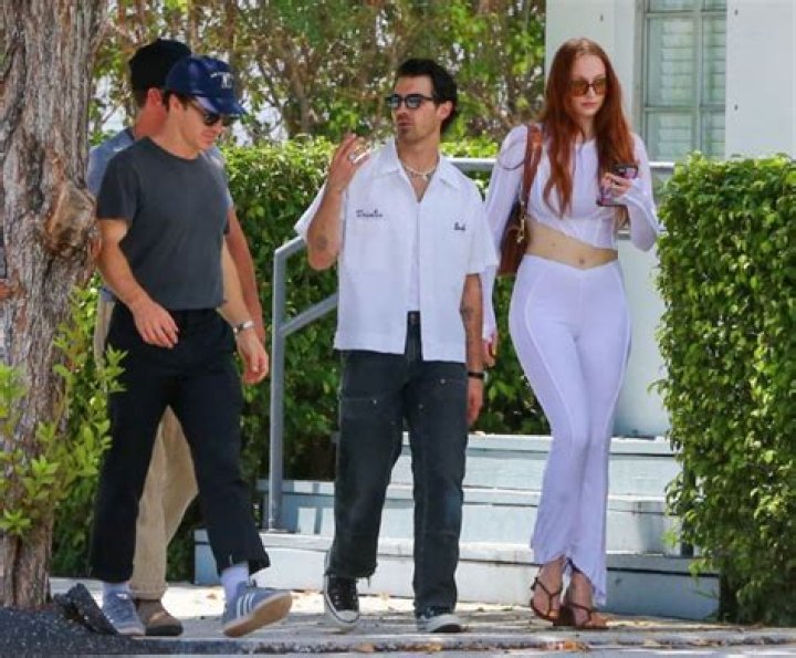 Sophie Turner Rocks White Crop Top During Outing With Joe Jonas – Hollywood Life