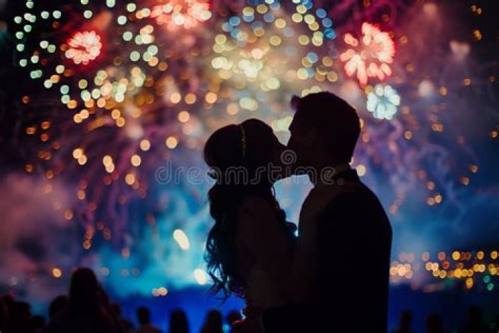 Stars Kissing At Midnight On New Year’s Eve 2022 – Hollywood Life