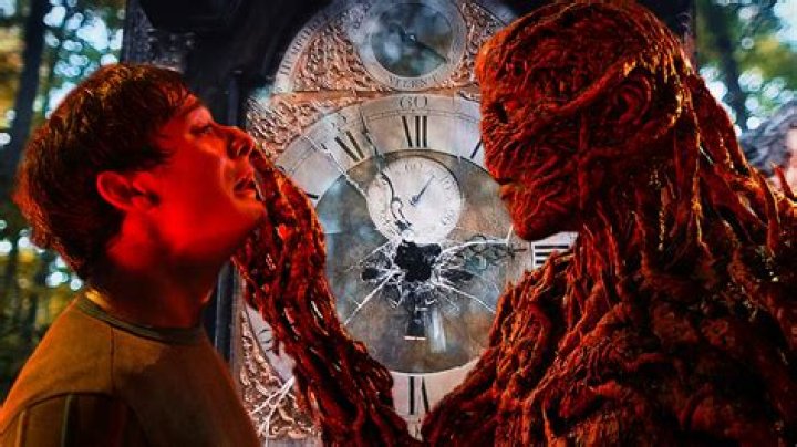 ‘Stranger Things’ Star On Ms. Kelly Clock Necklace & Vecna: Interview – Hollywood Life