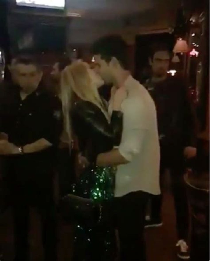 [WATCH] Taylor Lautner & Billie Lourd Kissing On Video — ‘Scream Queens’ Party – Hollywood Life