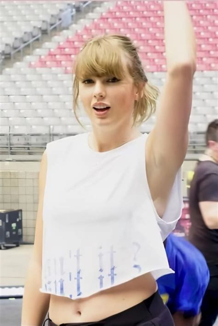 Fans Create Funny Memes – Hollywood Life