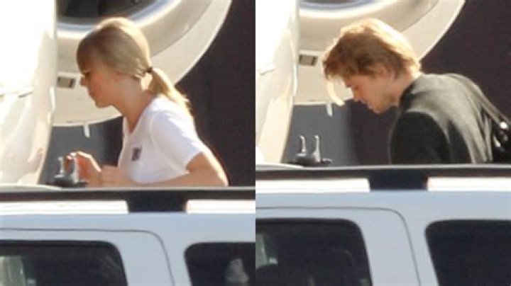 Taylor Swift & Joe Alwyn Board Private Plane In Rhode Island: Pics – Hollywood Life