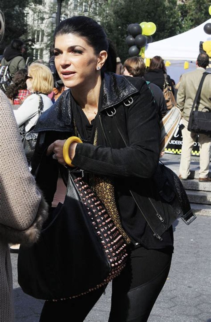 Teresa Giudice Out For 1st Time Since Prison: Her Casual Food Shopping Trip — Pics