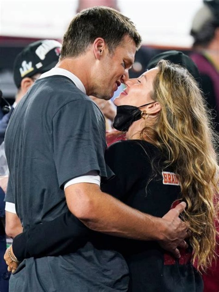 Tom Brady & Gisele Bundchen’s PDA Pictures – Hollywood Life
