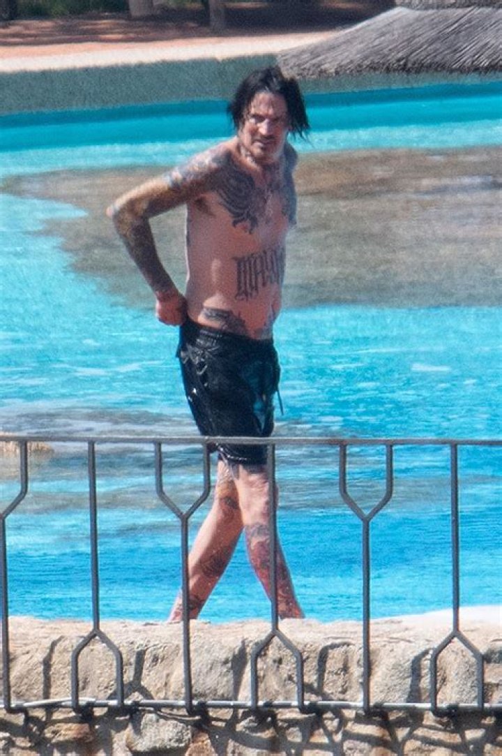 Tommy Lee Seen Shirtless & Swimming With Broken Ribs – Hollywood Life