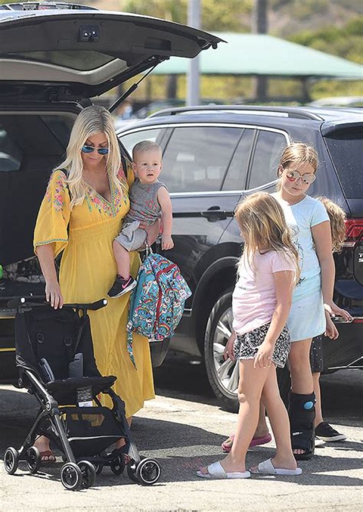 Tori Spelling & Her 5 Kids Seen At Motel After Dean McDermott Split – Hollywood Life