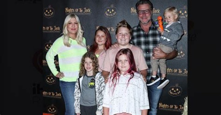 Tori Spelling Takes Kids To Pumpkin Patch Without Dean McDermott – Hollywood Life