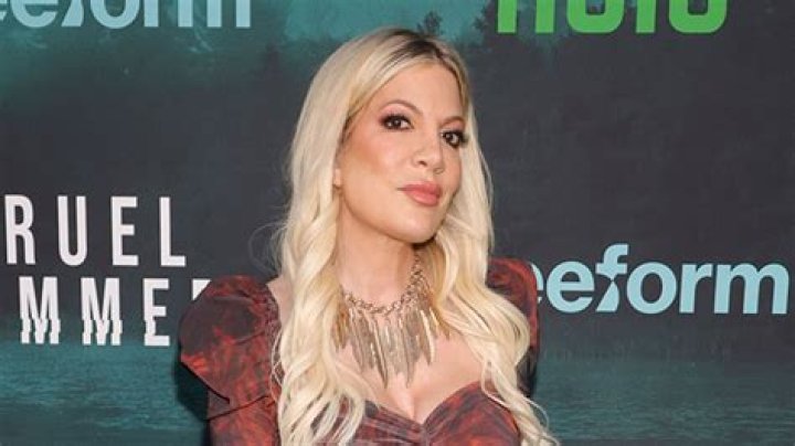 Tori Spelling Rocks Crop Top and Baggy Jeans While Shopping for Luxury Home Rentals in Los Angeles