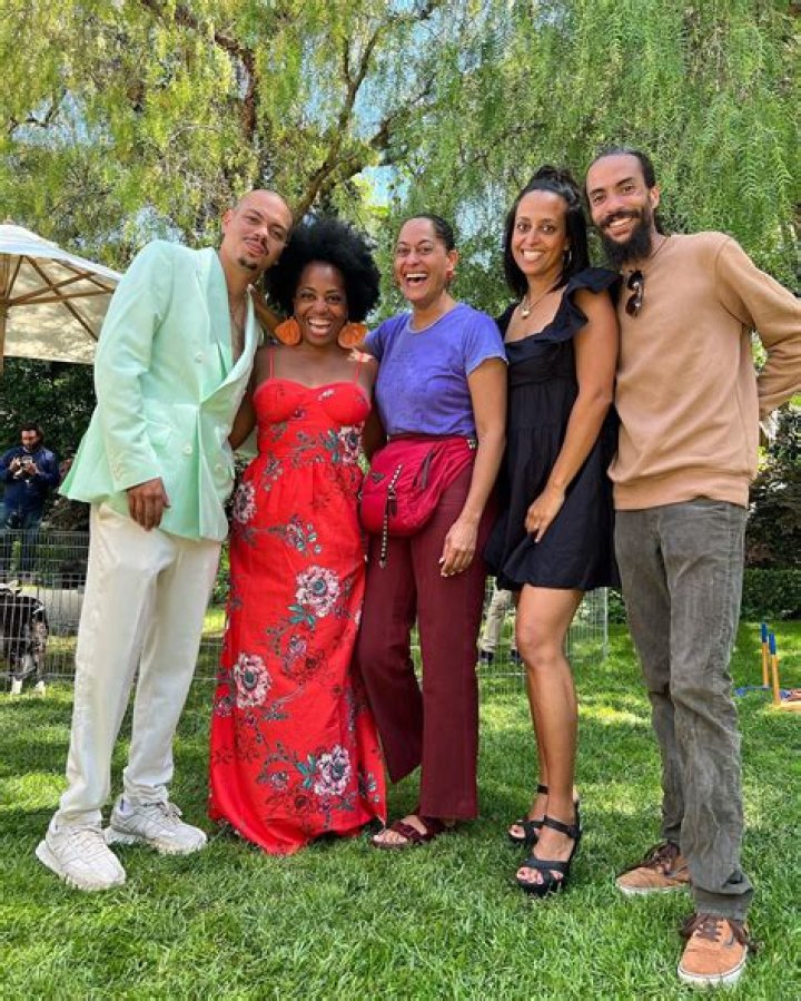 Meet Her 4 Brothers And Sisters – Hollywood Life