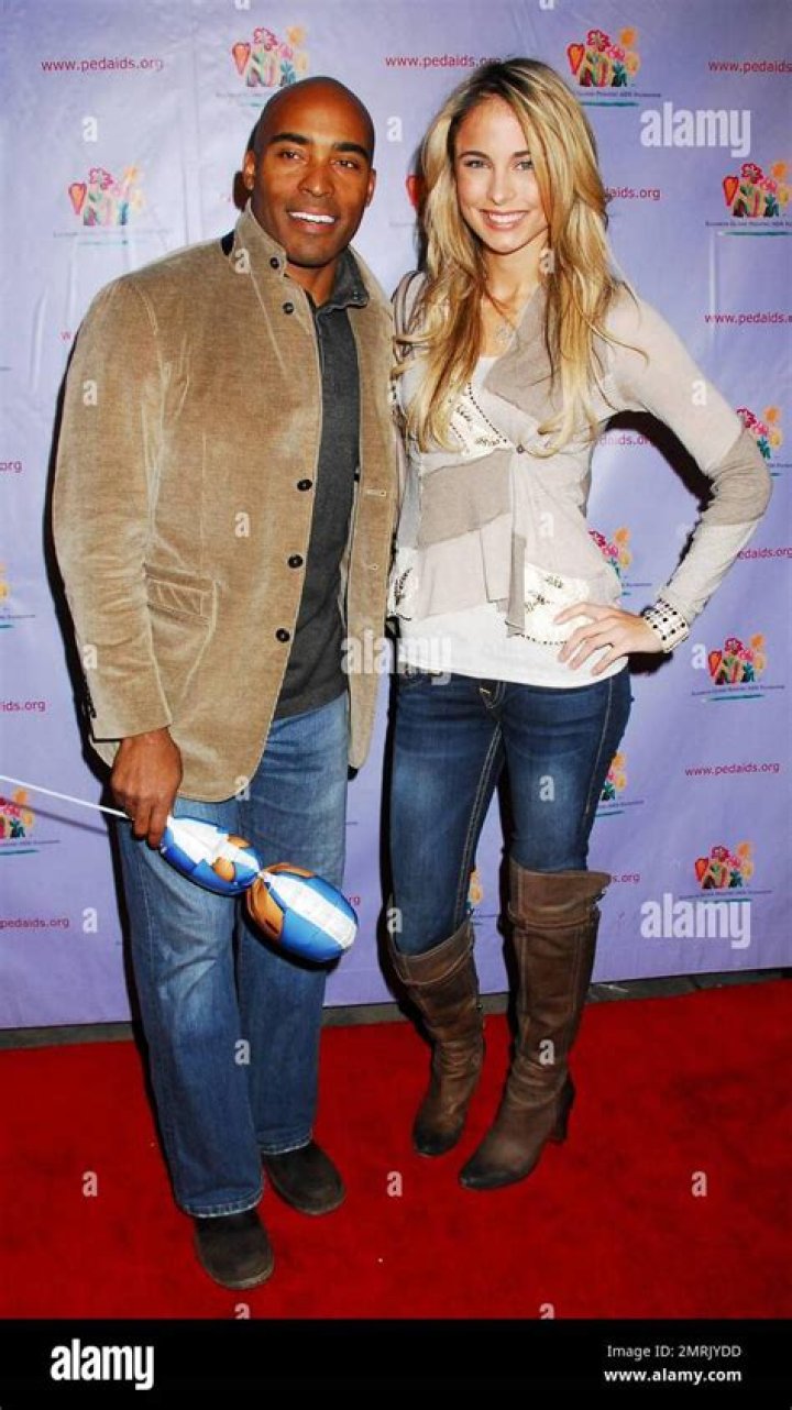 Former NFLer Tiki Barber & Fiancee Traci Lynn Johnson Torment His Estranged Wife With Racy Lingerie Shoot! – Hollywood Life