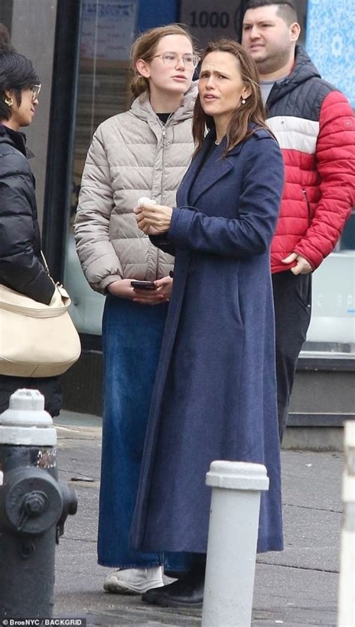 Violet Affleck Is Taller Than Her Mom Jennifer Garner On Shopping Trip – Hollywood Life