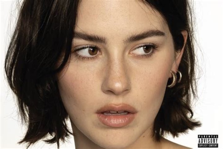 Who Is Gracie Abrams? 5 Things About Artist Opening For Taylor Swift – Hollywood Life