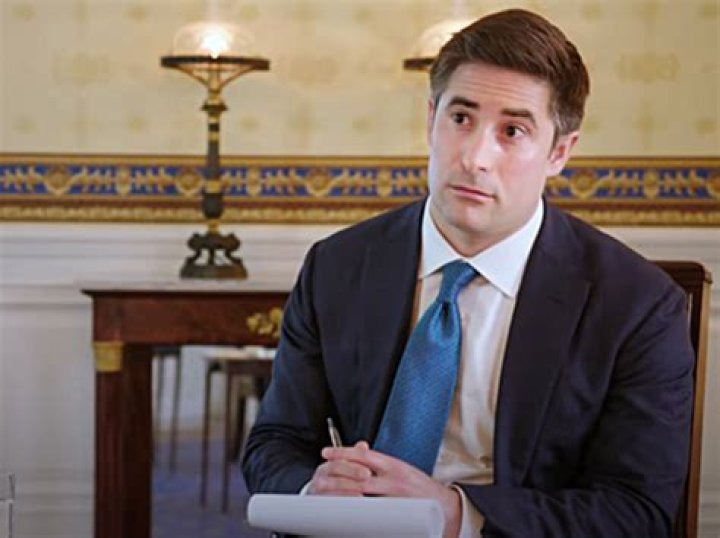 Who Is Jonathan Swan? 5 Things To Know About The Political Journalist – Hollywood Life
