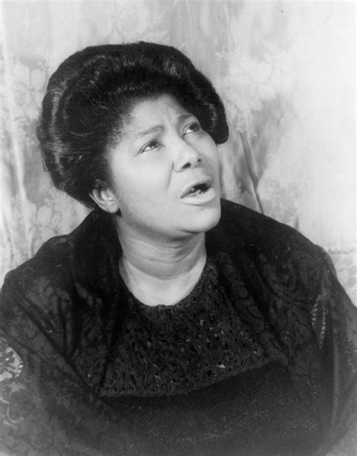 Who Is Mahalia Jackson? About The Famous Gospel Singer – Hollywood Life